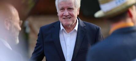 weit weg und immer noch da: horst seehofer wird 75