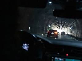 Stau, Unfall und Feuer: Wie verhalte ich mich bei Gefahr im Autotunnel richtig?