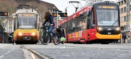 Radfahrer von Straßenbahn erfasst und schwer verletzt