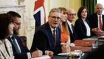 großbritannien: neuer premier keir starmer hält erste kabinettssitzung