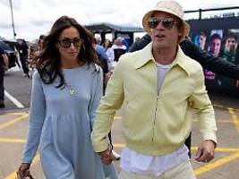 hand in hand in silverstone: brad pitt zeigt sich offen mit neuer freundin