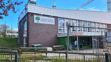 eltern in sorge: nackter mann masturbiert im auto vor schule