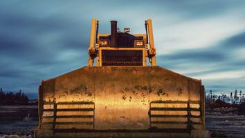 horror-unfall - mann und tochter sterben, als bulldozer auf sie fällt