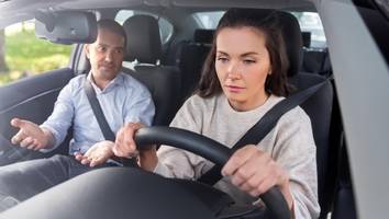 machtmissbrauch von fahrlehrern - sexuelle belästigung in fahrschulen: insiderin erzählt, was schülerinnen in autos passiert
