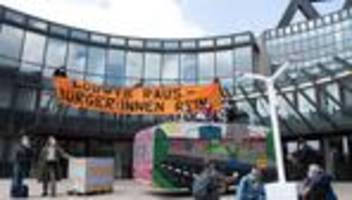 «extinction rebellion»-aktion: protest am landtag - klimaaktivisten müssen vor gericht