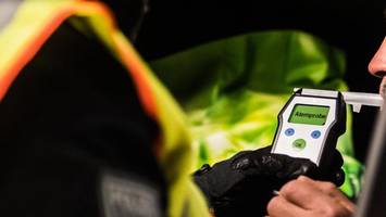 a21: betrunkener schläft im rausch auf dem standstreifen ein