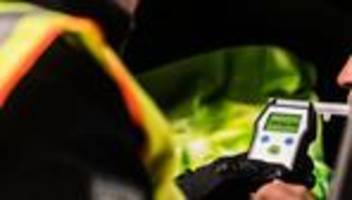 betrunken am steuer: autofahrer mit über vier promille alkohol verursacht unfall