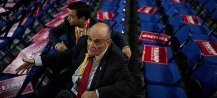 trump-verbündeter giuliani stürzt bei republikaner-parteitag