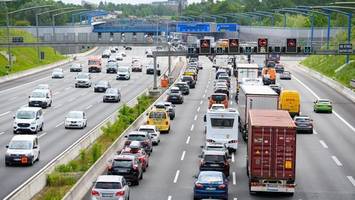 A7: Transporter kracht in Leitplanke – Stau Richtung Norden