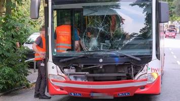 Fußgänger wird von HVV-Bus erfasst und am Kopf verletzt