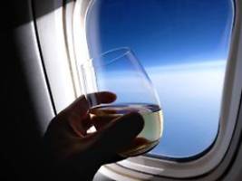 in der höhe stärkere wirkung: alkohol im flugzeug kann gefährlich werden