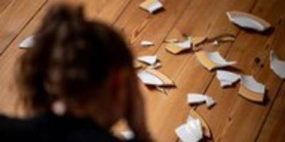 gewalt gegen frauen: frauenschläger machen keine ferien