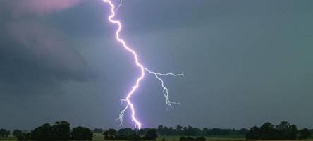 Blitzeinschlag, Stromausfall und Unfälle wegen Gewitter