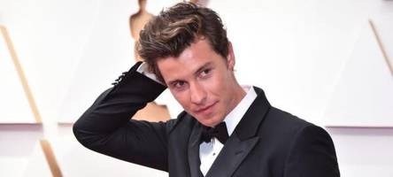 Sänger Shawn Mendes spielt Fußball mit Indigenen im Urwald
