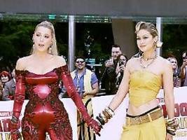 superhelden-premiere in nyc: blake lively und gigi hadid sind der hingucker