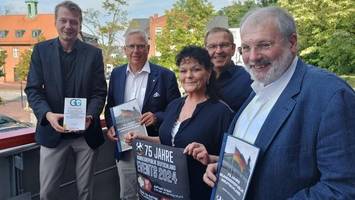musik, satire und grusel: schwarzenbek feiert die demokratie