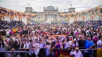 So sieht die Wiese vor dem Reichstag nach vier Wochen EM aus