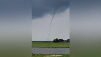 Tornado wirbelt bei Brokdorf über die Elbe