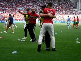 Fußball: Erstes Spiel, erster Skandal