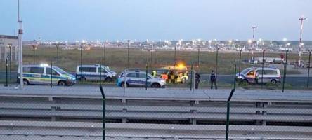 Acht Menschen nach Klebeaktion am Flughafen festgesetzt