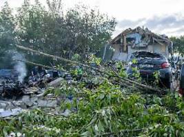 große schäden in der umgebung: heftige explosion zerstört reiheneckhaus in memmingen