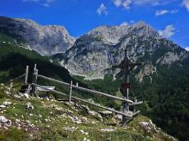 Im Urlaub in den Tiroler Alpen: Wanderer stürzt vor Augen seines Enkels in den Tod