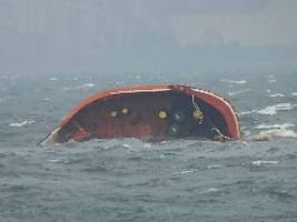 schiff von philippinen gesunken: Öl tritt aus gesunkenem tanker terra nova aus