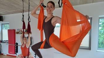 Trendsport: Warum man beim Aerial Yoga von der Decke hängt