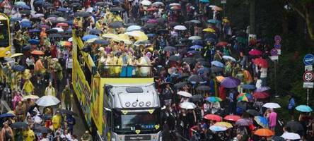 Glitzer, Regenbogen und politische Forderungen beim CSD