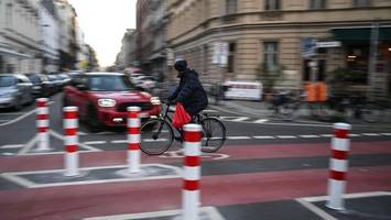 pollerflut an berlins straßen: „störung des straßenbildes“