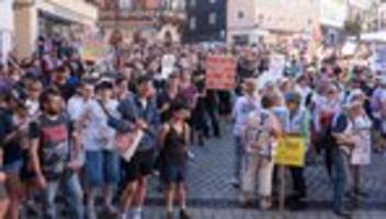 identitäre bewegung: tausende protestieren gegen rechtsextremist martin sellner