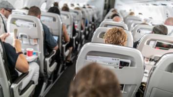 „Crew musste sich übergeben" - Blähungen werden zur "Biogefahr" - Flugzeug muss wegen Pups-Passagier notlanden