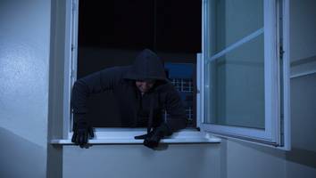 opfer wurde 30 mal geschlagen - rentner wegen 15 euro überfallen, täterin muss zwei jahre ins gefängnis