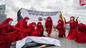 klima-rebellen planen protest mit „leiche“ an landungsbrücken