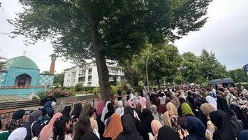 Rund 250 Menschen protestieren vor Blauen Moschee gegen IZH-Verbot