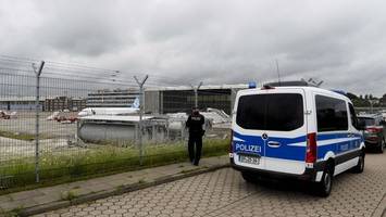 Großeinsatz am Flughafen Hamburg: Polizei jagt Klimaaktivisten