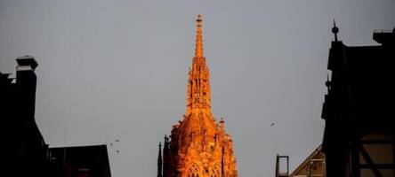 500 liter wasser in frankfurter dom: deckengewölbe geflutet