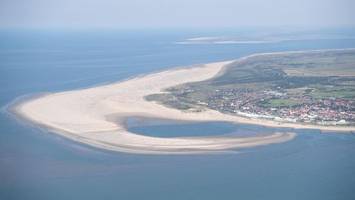 tornado auf borkum wirbelt sogar strandkörbe durch die luft
