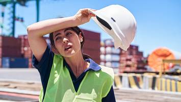 Anwalt klärt auf - Hitzefrei bei der Arbeit? Das sind die Regeln für Büro, Baustelle und Homeoffice