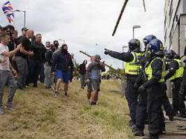 rechtsextreme randale in england: staatsanwaltschaft klagt zwei zwölfjährige jungen an