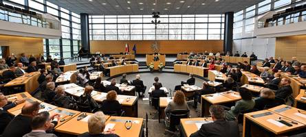umfrage-ergebnisse zur landtagswahl in thüringen 2024: wer liegt in den umfragen aktuell vorn?