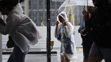 japan: tropensturm trifft küste und sorgt für chaos