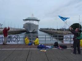 Öl tötet: klimaaktivisten blockieren kreuzfahrtschiff bei amsterdam