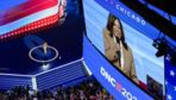 us-demokraten: kamala harris überrascht parteitagsdelegierte mit kurzauftritt