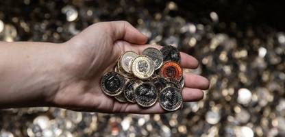 charles iii.: erste ein-pfund-münzen mit konterfei des königs im umlauf