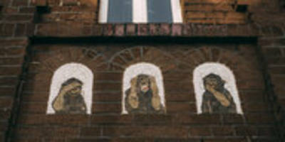 behördenchaos in berlin: die drei affen lassen grüßen