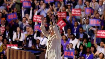 hillary clinton rollt kamala harris den roten teppich aus