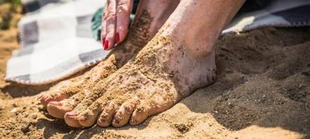 strandtipp: füße mit babypuder von sand befreien