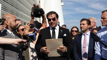 ex-abgeordneter bekennt sich schuldig - george santos droht lange haftstrafe wegen betrugs