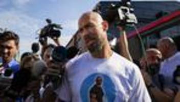 neue vorwürfe: andrew tate nach festnahme offenbar erneut unter hausarrest